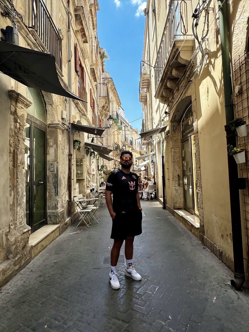 Márk in a narrow alley in Ortigia, Sicily