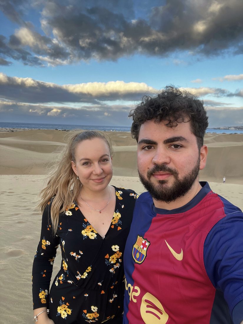 Márk in a Barcelona shirt with his partner at the Maspalomas dunes